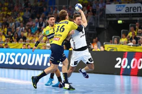 Hendrik Pekeler (THW Kiel) im Zweikampf mit Jesper Nielsen (Rhein Neckar Loewen), Rhein Neckar Loewen vs THW Kiel, DKB Handball Bundesliga, 13.10.2018, Foto Eibner Rhein Neckar Loewen vs THW Kiel, DKB Handball Bundesliga, 13.10.2018 Mannheim Copyright: xEIBNER Alexander_Neisx EP_ANS