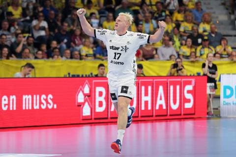 Patrick Wiencek (THW, 17), jubelt über ein Tor, Jubel, Torjubel, Torerfolg, celebrate the goal, goal, celebration, Jubel ueber das Tor, optimistisch, Spielszene, Highlight, Action, Aktion, Freisteller, Ganzkörper, Einzelbild, Aktion, Action, Handball, DKB Bundesliga, Rhein-Neckar Löwen - THW Kiel,