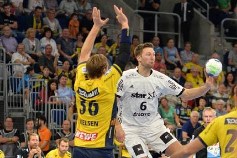 Rhein Neckar Loewen - THW Kiel Rhein Neckar Loewe Jesper Nielsen (Nr.36) im Zweikampf mit Kiels Harald Reinkind Nr.6 beim Spiel in der Handball Bundesliga, Rhein Neckar Loewen - THW Kiel. Mannheim. 13.10.18 Handball 6. Spieltag , Mannheim Baden Wuerttemberg Deutschland SAP Arena