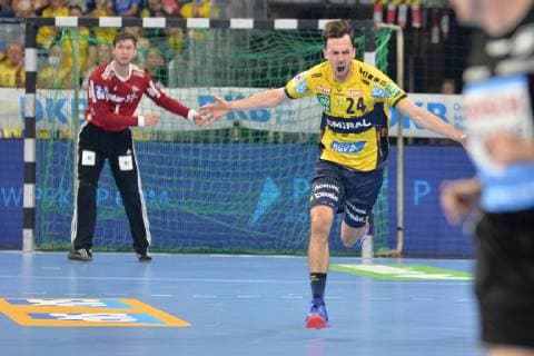 Rhein Neckar Loewen - THW Kiel Rhein Neckar Loewe Patrick Groetzki (Nr.24) trifft gegen Ex Löwe Kiels Niklas Landin Nr.1 beim Spiel in der Handball Bundesliga, Rhein Neckar Loewen - THW Kiel. Mannheim. 13.10.18 Handball 6. Spieltag , Mannheim Baden Wuerttemberg Deutschland SAP Arena