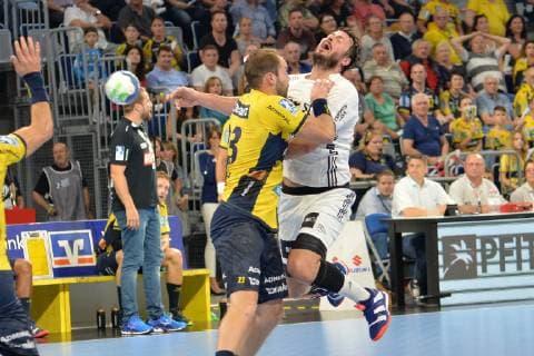 Rhein Neckar Loewen - THW Kiel Rhein Neckar Loewe Steffen Fäth Faeth (Nr.23) gegen Kiels Domagoj Duvnjak Nr.4 beim Spiel in der Handball Bundesliga, Rhein Neckar Loewen - THW Kiel. Mannheim. 13.10.18 Handball 6. Spieltag , Mannheim Baden Wuerttemberg Deutschland SAP Arena
