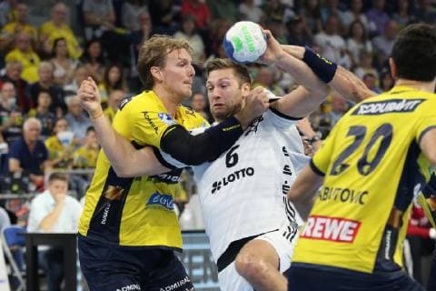 Rhein Neckar Loewen - THW Kiel Kiels Harald Reinkind (Nr.6) gegen Rhein Neckar Loewe Jesper Nielsen (Nr.36) beim Spiel in der Handball Bundesliga, Rhein Neckar Loewen - THW Kiel. Mannheim. 13.10.18 Handball 6. Spieltag , Mannheim Baden Wuerttemberg Deutschland SAP Arena