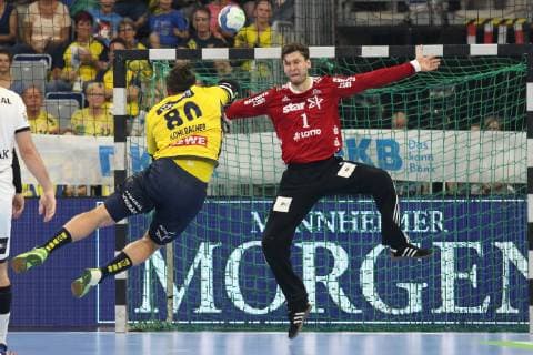 Rhein Neckar Loewen - THW Kiel Rhein Neckar Loewe Jannik Kohlbacher (Nr.80) gegen Kiels Niklas Landin (Nr.1) beim Spiel in der Handball Bundesliga, Rhein Neckar Loewen - THW Kiel. Mannheim. 13.10.18 Handball 6. Spieltag , Mannheim Baden Wuerttemberg Deutschland SAP Arena