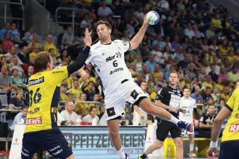 Rhein Neckar Loewen - THW Kiel Kiels Harald Reinkind (Nr.6) gegen Rhein Neckar Loewe Jesper Nielsen (Nr.36) beim Spiel in der Handball Bundesliga, Rhein Neckar Loewen - THW Kiel. Mannheim. 13.10.18 Handball 6. Spieltag , Mannheim Baden Wuerttemberg Deutschland SAP Arena