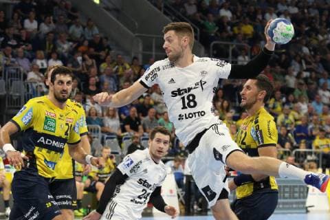 Rhein Neckar Loewen - THW Kiel Torschuss von Kiels Niclas Ekberg (Nr.18) beim Spiel in der Handball Bundesliga, Rhein Neckar Loewen - THW Kiel. Mannheim. 13.10.18 Handball 6. Spieltag , Mannheim Baden Wuerttemberg Deutschland SAP Arena