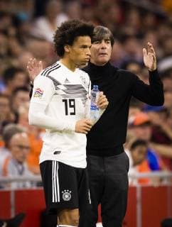 Sport Themen der Woche KW41 Sport Bilder des Tages Amsterdam, 13.10.2018 Leroy Sane (Deutschland), Trainer Joachim Löw (Deutschland) Niederlande - Deutschland *** Amsterdam 13 10 2018 Leroy Sane Germany Coach Joachim Löw Germany Netherlands Germany
