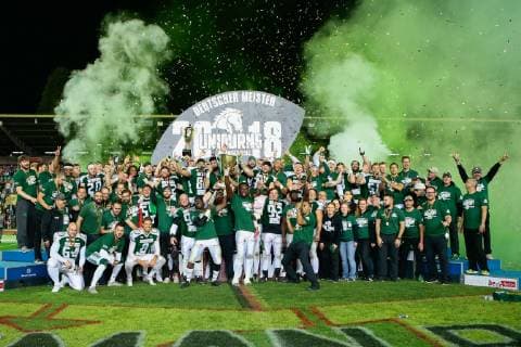 Sport Themen der Woche KW41 Sport Bilder des Tages 13.10.2018, xtgx, American Football GFL German Bowl XL, Frankfurt Universe - Schwäbisch Hall Unicorns emspor, v.l. Siegerehrung, Sieger, Gewinner, Meister, Schwabisch Hall Jubel über den Sieg, Jubel nach Spielende Berlin *** 13 10 2018 xtgx American Football GFL German Bowl XL Frankfurt Universe Schwäbisch Hall Unicorns emspor v l Award ceremony Winner Winner Meister Schwabisch Hall Rejoicing over the victory Cheers after the game Berlin