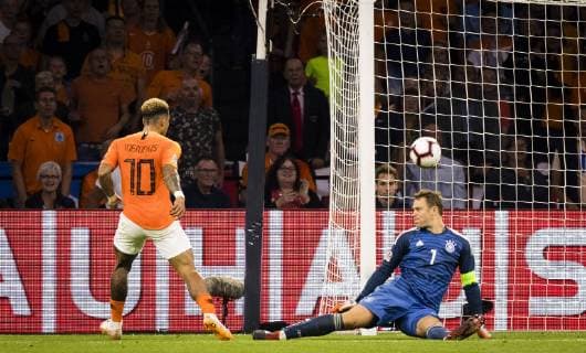 Amsterdam, 13.10.2018 Tor zum 2:0 dutch Memphis Depay (NL) gegen Torwart Manuel Neuer (Deutschland) Niederlande - Deutschland