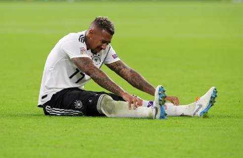 Jerome Boateng am Boden sitzend Einzelbild Freisteller Aktion Fußball Fussball UEFA Nations League Länderspiel Nationalmannschaft DFB Herren Saison 2018 2019 13.10.2018 Niederlande NED VS. BRDeutschland GER DFL regulations prohibit any use of photographs as image sequences and or quasi-video.