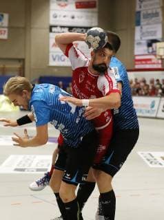 TuS Ferndorf - HSG Nordhorn-Lingen, 13.10.2018 Bildmitte: Marijan Basic (TuS Ferndorf) wird von (links) Patrick Miedema und Toon Leenders (HSG Nordhorn-Lingen) siebenmeterreif gefoult, Kreuztal Stählerwiese Deutschland