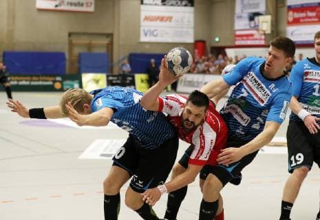 TuS Ferndorf - HSG Nordhorn-Lingen, 13.10.2018 Bildmitte: Marijan Basic (TuS Ferndorf) wird von (links) Patrick Miedema und Toon Leenders (HSG Nordhorn-Lingen) siebenmeterreif gefoult, Kreuztal Stählerwiese Deutschland