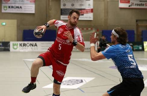 TuS Ferndorf - HSG Nordhorn-Lingen, 13.10.2018 Zweikampf v. lks.: Jonas Faulenbach (TuS Ferndorf), Lutz Heiny (HSG Nordhorn-Lingen), Kreuztal Stählerwiese Deutschland