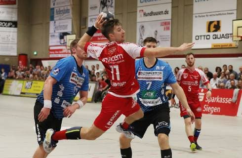 TuS Ferndorf - HSG Nordhorn-Lingen, 13.10.2018 Lucas Schneider (TuS Ferndorf) mit dem 5:2, (links) Luca de Boer und Toon Leenders (HSG Nordhorn-Lingen) bleibt nur die Zuschauerrolle, Kreuztal Stählerwiese Deutschland