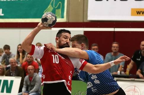 TuS Ferndorf - HSG Nordhorn-Lingen, 13.10.2018 Marijan Basic (TuS Ferndorf) wird von Toon Leenders (HSG Nordhorn-Lingen) siebenmeterreif gefoult, Kreuztal Stählerwiese Deutschland