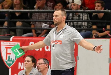 TuS Ferndorf - HSG Nordhorn-Lingen, 13.10.2018 Trainer Heiner Bültmann (HSG Nordhorn-Lingen) scheint ratlos, Kreuztal Stählerwiese Deutschland