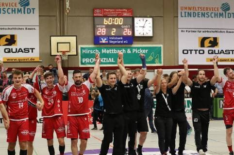 TuS Ferndorf - HSG Nordhorn-Lingen, 13.10.2018 Die Ferndorfer Mannschaft feiert den 28:26 Sieg über die HSG Nordhorn-Lingen, Kreuztal Stählerwiese Deutschland