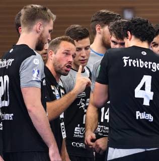 Trainer Christian Pöhler (Dresden) inmitten seiner Spieler, HC Elbflorenz Dresden gegen Dessau-Rosslauer HV 06, Handball, 2. Liga der Männer, 2. Bundesliga, Saison 2018 2019, Dresden, BallsportARENA Dresden, 13.10.2018,