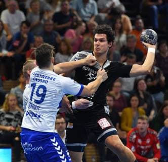 v.l.: Daniel Schmidt (Dessau) gegen Gabor Pulay (Dresden), HC Elbflorenz Dresden gegen Dessau-Rosslauer HV 06, Handball, 2. Liga der Männer, 2. Bundesliga, Saison 2018 2019, Dresden, BallsportARENA Dresden, 13.10.2018,