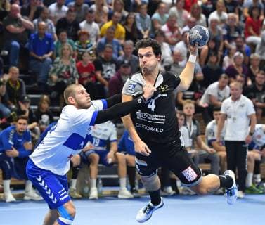 v.l.: Daniel Zele (Dessau) gegen Gabor Pulay (Dresden), HC Elbflorenz Dresden gegen Dessau-Rosslauer HV 06, Handball, 2. Liga der Männer, 2. Bundesliga, Saison 2018 2019, Dresden, BallsportARENA Dresden, 13.10.2018,