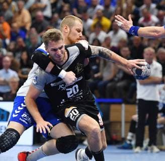 am Ball: Nils Kretschmer (Dresden), dahinter Libor Hanisch (Dessau), HC Elbflorenz Dresden gegen Dessau-Rosslauer HV 06, Handball, 2. Liga der Männer, 2. Bundesliga, Saison 2018 2019, Dresden, BallsportARENA Dresden, 13.10.2018,