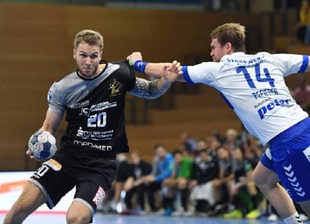 v.l.: Nils Kretschmer (Dresden) gegen Florian Pfeiffer (Dessau), HC Elbflorenz Dresden gegen Dessau-Rosslauer HV 06, Handball, 2. Liga der Männer, 2. Bundesliga, Saison 2018 2019, Dresden, BallsportARENA Dresden, 13.10.2018,