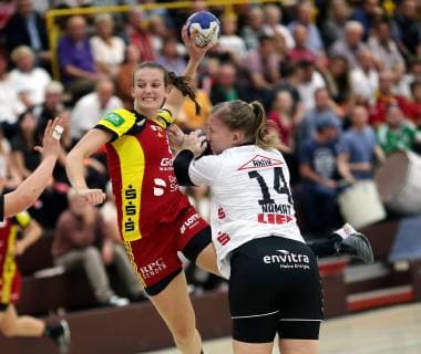 lsp - Handball-Bundesliga Damen - HSG Bensheim vs Neckarsulm - Bensheim - 13.10.2018 v. l. Julia Maidhof Bensheim, Sina Namat Neckarsulm Aktion, Zweikampf -