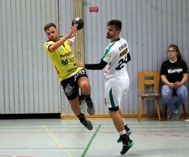 Dritte Handball-Bundesliga - MSG Grossbieberau Modau vs SG Leipzig II - Saison - 2018 -2019 - 13.10.2018 - Grossbieberau v. l. Robin Büttner Gross-Bieberau, Marc Esche Leipzig Aktion, Zweikampf -