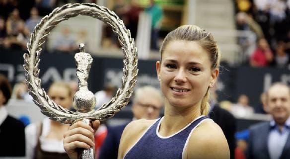 WTA Turnier in Linz, Siegerin Camila Giorgi TENNIS - WTA Tennis Damen Upper Austria Ladies Linz LINZ,AUSTRIA,14.OCT.18 - TENNIS - WTA Tour, Upper Austria Ladies Linz. Image shows Camila Giorgi (ITA). Keywords: award, trophy. GEPAxpictures xMatthiasxHauer