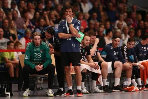 Handball 2. Bundesliga 2018 2019 - Hamburg Handball vs. DJK Rimpar Wölfe Torwart Aron Edvardsson (Hamburg) setzt sich auf die Bank für einen siebenten Feldspieler, Blazenko Lackovic (Hamburg) gibt Anweisungen, Trainer Torsten Jansen (Hamburg) ist unzufrieden. Sporthalle Alsterdorf Hamburg Foto: Frank Schoof
