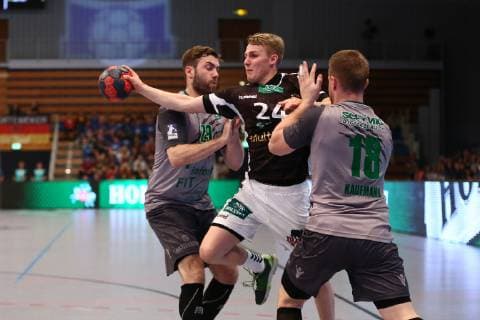 Handball 2. Bundesliga 2018 2019 - Hamburg Handball vs. DJK Rimpar Wölfe Christopher Rix (Hamburg) im Zweikampf mit Max Bauer (Rimpar) und Steffen Kaufmann (Rimpar) . Sporthalle Alsterdorf Hamburg Foto: Frank Schoof
