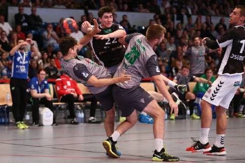 Handball 2. Bundesliga 2018 2019 - Hamburg Handball vs. DJK Rimpar Wölfe Philipp Bauer (Hamburg) im Zweikampf mit Benedrikt Brielmeier (Rimpar) und Michael Schulz (Rimpar) . Sporthalle Alsterdorf Hamburg Foto: Frank Schoof