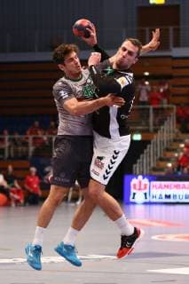 Handball 2. Bundesliga 2018 2019 - Hamburg Handball vs. DJK Rimpar Wölfe Benedrikt Brielmeier (Rimpar) im Zweikampf mit Lukas Ossenkopp (Hamburg) . Sporthalle Alsterdorf Hamburg Foto: Frank Schoof