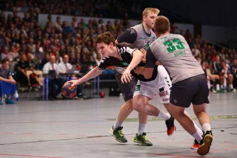 Handball 2. Bundesliga 2018 2019 - Hamburg Handball vs. DJK Rimpar Wölfe Dominik Axmann (Hamburg) im Zweikampf mit Patrick Gempp (Rimpar) und Michael Schulz (Rimpar) . Sporthalle Alsterdorf Hamburg Foto: Frank Schoof