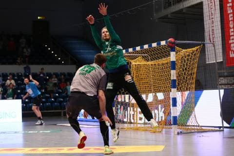 Handball 2. Bundesliga 2018 2019 - Hamburg Handball vs. DJK Rimpar Wölfe Max Bauer (Rimpar) trifft gegen Torwart Aron Edvardsson (Hamburg) in der letzten Minute nur den Pfosten . Sporthalle Alsterdorf Hamburg Foto: Frank Schoof