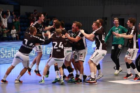 Handball 2. Bundesliga 2018 2019 - Hamburg Handball vs. DJK Rimpar Wölfe Schlussjubel der Mannschaft mit Dominik Axmann (Hamburg) in der Mitte . Sporthalle Alsterdorf Hamburg Foto: Frank Schoof