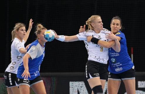 14.10.2018, Deutschland, Bietigheim, Handball Champions-League Frauen Gruppenphase 2. Spieltag Saison 2018 2019 SG BBM Bietigheim vs. CSM Bucuresti: am ball v.l. Maura Visser (BBM), Andrea Kekic (CSM)