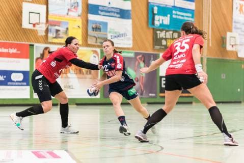 Andrea Czanik (DJK MJC Trier 11), Marie-Christine Beddies (SG H2Ku Herrenberg Kuties 22), SG H2Ku Herrenberg Kuties vs. DJK MJC Trier, Handball, 2.Bundesliga, Frauen, HBF, Saison 18 19, 14.10.2018, SG H2Ku Herrenberg Kuties vs. DJK MJC Trier, Handball, 2.Bundesliga, Frauen, HBF, Saison 18 19, 14.10.2018 Herrenberg Copyright: xEIBNER Wolfgang_Frankx EP_WFK