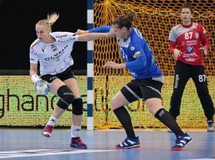 14.10.2018, Deutschland, Bietigheim, Handball Champions-League Frauen Gruppenphase 2. Spieltag Saison 2018 2019 SG BBM Bietigheim vs. CSM Bucuresti: am ball v.l. Maura Visser (BBM), Dragana Cvijic (CSM)