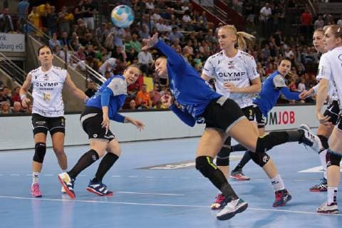 14.10.2018, Deutschland, Bietigheim, Handball Champions-League Frauen Gruppenphase 2. Spieltag Saison 2018 2019 SG BBM Bietigheim vs. CSM Bucuresti: am Ball v.l. Jovanka Radicevic (CSM), Maura Visser (BBM)