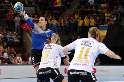 14.10.2018, Deutschland, Bietigheim, Handball Champions-League Frauen Gruppenphase 2. Spieltag Saison 2018 2019 SG BBM Bietigheim vs. CSM Bucuresti: v.l. Cristina Georgiana Neagu (CSM), Luisa Schulze (BBM), Laura van der Heijden (BBM)