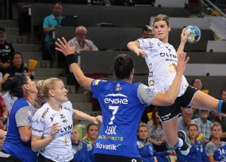 14.10.2018, Deutschland, Bietigheim, Handball Champions-League Frauen Gruppenphase 2. Spieltag Saison 2018 2019 SG BBM Bietigheim vs. CSM Bucuresti: mitte v.l. Andrea Lekic (CSM), Angela Malestein (BBM)