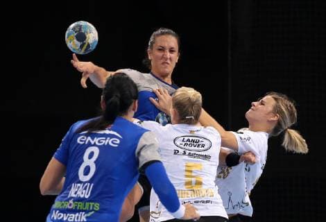 14.10.2018, Deutschland, Bietigheim, Handball Champions-League Frauen Gruppenphase 2. Spieltag Saison 2018 2019 SG BBM Bietigheim vs. CSM Bucuresti: v.l. Cristina Neagu (CSM), Andrea Lekic (CSM), Antje Lauenroth (BBM), Angela Malestein (BBM)