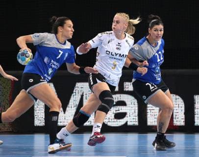 14.10.2018, Deutschland, Bietigheim, Handball Champions-League Frauen Gruppenphase 2. Spieltag Saison 2018 2019 SG BBM Bietigheim vs. CSM Bucuresti: v.l. Andrea Kekic (CSM), Maura Visser (BBM), Oana Andreea Manea (CSM)