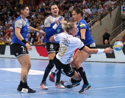 14.10.2018, Deutschland, Bietigheim, Handball Champions-League Frauen Gruppenphase 2. Spieltag Saison 2018 2019 SG BBM Bietigheim vs. CSM Bucuresti: v.l. Oana Andreea Manea (CSM), Cristina Neagu (CSM), Luisa Schulze (BBM), Andrea Lekic (CSM)