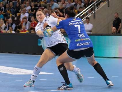 14.10.2018, Deutschland, Bietigheim, Handball Champions-League Frauen Gruppenphase 2. Spieltag Saison 2018 2019 SG BBM Bietigheim vs. CSM Bucuresti: v.l. Anna Loerper (BBM), Andrea Kekic (CSM)