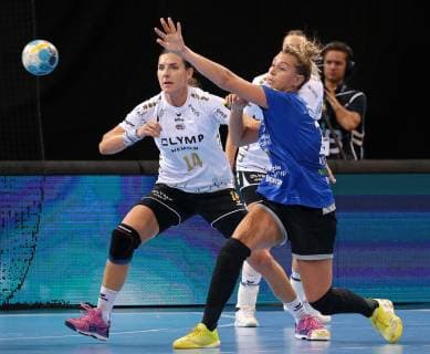 14.10.2018, Deutschland, Bietigheim, Handball Champions-League Frauen Gruppenphase 2. Spieltag Saison 2018 2019 SG BBM Bietigheim vs. CSM Bucuresti: v.l. Karolina Kudlacz-Golc (BBM), Aneta Udristoiu (CSM)