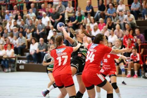 SSP, Neurotthalle, HB 2. Bundesliga Frauen, Kurpfalz-Bären Ketch - VfL Waiblingen, Bären: 17 Samira Brand, 34 Elena Fabritz, 20 Lea Marmodee, VfL: 21 Chiara-Sophie Baur, 8 Jasmin Dirmeier, Kurpfalz-Bären Ketch - VfL Waiblingen, Handball Frauen, 24.10.2018 Copyright: xEIBNER Lenhardtx EP_EER