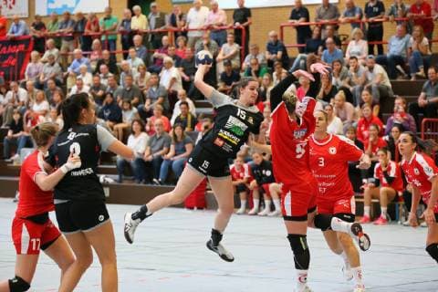 SSP, Neurotthalle, HB 2. Bundesliga Frauen, Kurpfalz-Bären Ketch - VfL Waiblingen, Bären: 17 Samira Brand, 9 Lena Feiniler, 3 Sina Michels, 34 Elena Fabritz, VfL: 8 Jasmin Dirmeier, 15 Caren Hammer, Kurpfalz-Bären Ketch - VfL Waiblingen, Handball Frauen, 24.10.2018 Copyright: xEIBNER Lenhardtx EP_EER