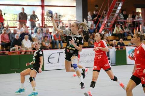 SSP, Neurotthalle, HB 2. Bundesliga Frauen, Kurpfalz-Bären Ketch - VfL Waiblingen, Bären: 34 Elena Fabritz, 3 Sina Michels, VfL: 93 Tina Welter, 10 Sinah Hagen, Kurpfalz-Bären Ketch - VfL Waiblingen, Handball Frauen, 24.10.2018 Copyright: xEIBNER Lenhardtx EP_EER