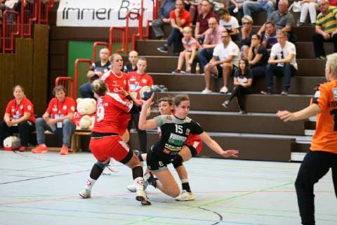 SSP, Neurotthalle, HB 2. Bundesliga Frauen, Kurpfalz-Bären Ketch - VfL Waiblingen, Bären: 9 Lena Feiniler, 3 Sina Michels, 19 Sophia Sommerrock, VfL: 15 Caren Hammer, Kurpfalz-Bären Ketch - VfL Waiblingen, Handball Frauen, 24.10.2018 Copyright: xEIBNER Lenhardtx EP_EER
